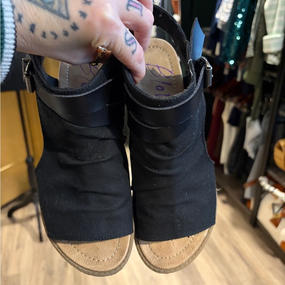 Blowfish Gladiator Sandals Black Canvas size 8 - Picture 3 of 5